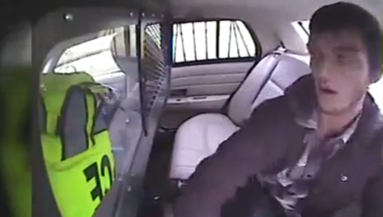 Un jeune se fait éjecter d’une voiture de police !
