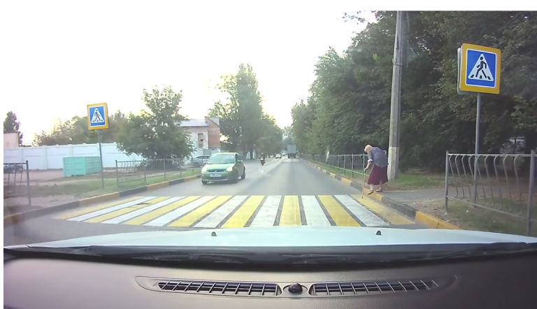 Un motard percute une voiture à l’arrêt