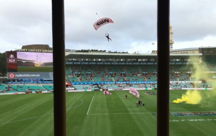 Un parachutiste australien s’écrase comme une truffe sur la pelouse avant un match