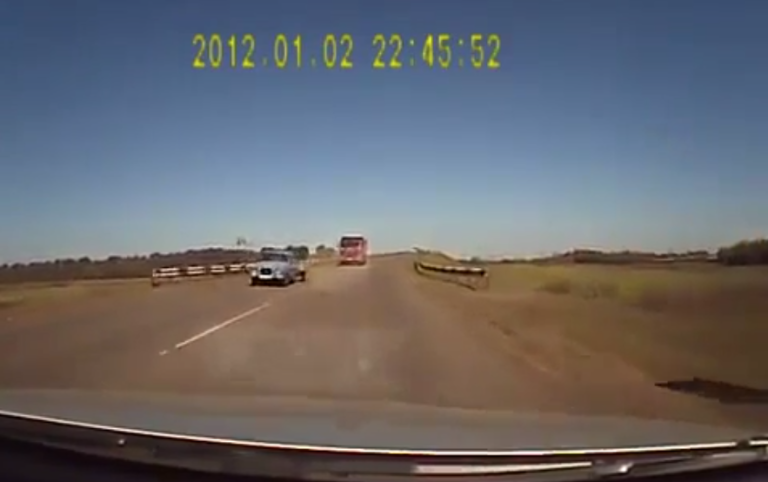 Une barre de fer vient soudainement se planter dans sa voiture