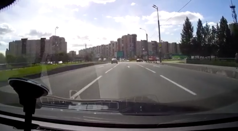 Stupéfiant, une canalisation explose au bord d’une route