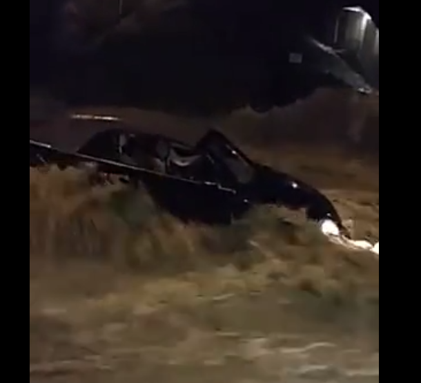 Mouvement de solidarité pour sauver une femme pendant des inondations