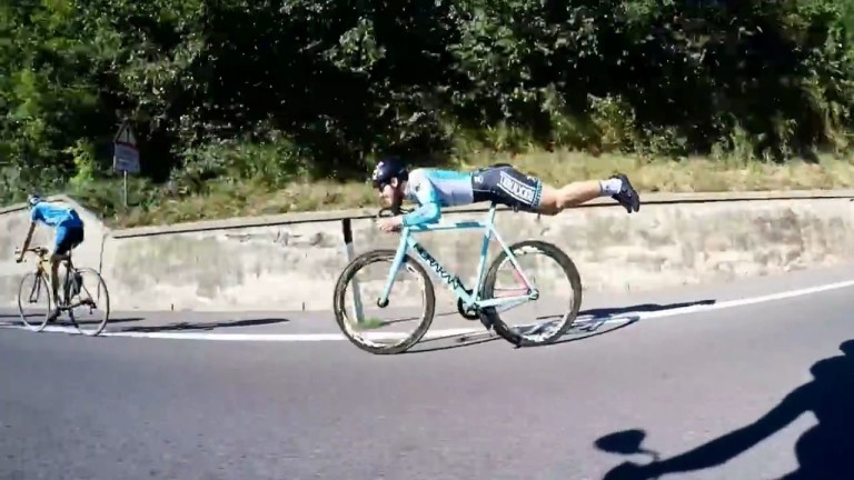 Un cycliste en mode Superman