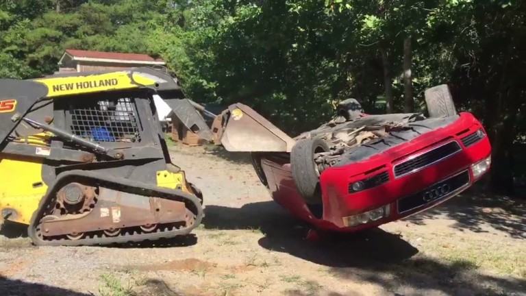 Un père détruit la voiture de son fils