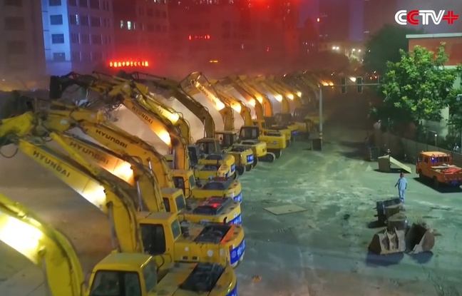 En Chine 100 pelleteuses détruisent simultanément un pont !