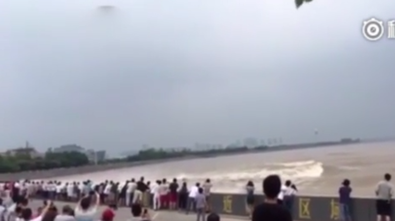 Chine : des touristes se font surprendre par une vague géante