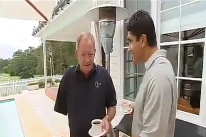 Donner une tasse de café avec sa sous-tasse à un manchot