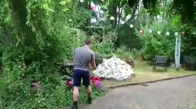 En faisant brûler des papiers, il met le feu à son jardin…