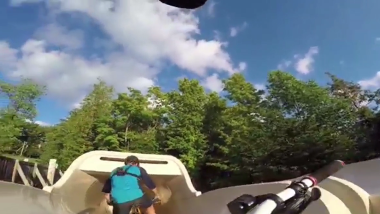 Faire du VTT dans un toboggan aquatique asséché