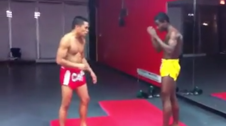 Genou déboîté pendant la démonstration de boxe thaïlandaise
