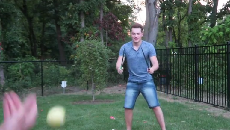 Il essaye de jouer à Fruit Ninja mais se rate très fortement !!