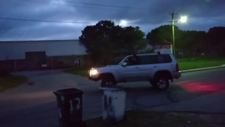 Il explose sa voiture en faisant un énorme burnout !