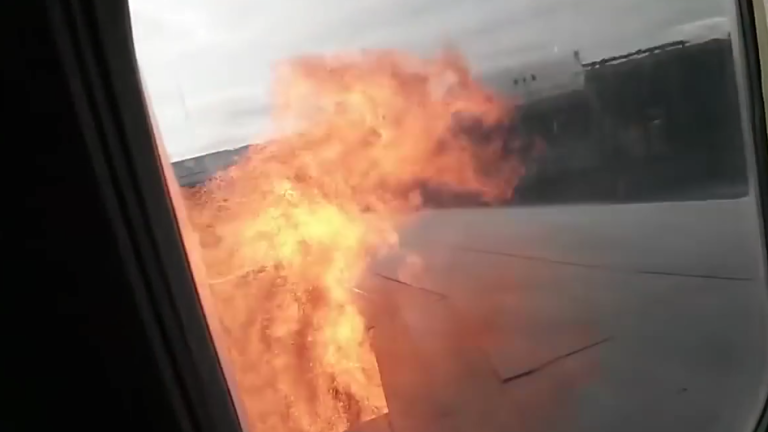 Il filme le réacteur de son avion prendre feu au décollage !