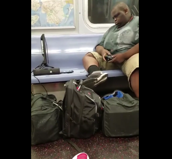 Tranquille, installe sa xbox dans le métro et joue…