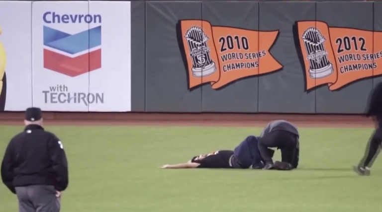 Il se brise la jambe en voulant stopper un spectateur sur le terrain…