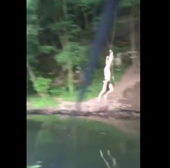 Régis, tente de sauter dans un bateau avec une corde !