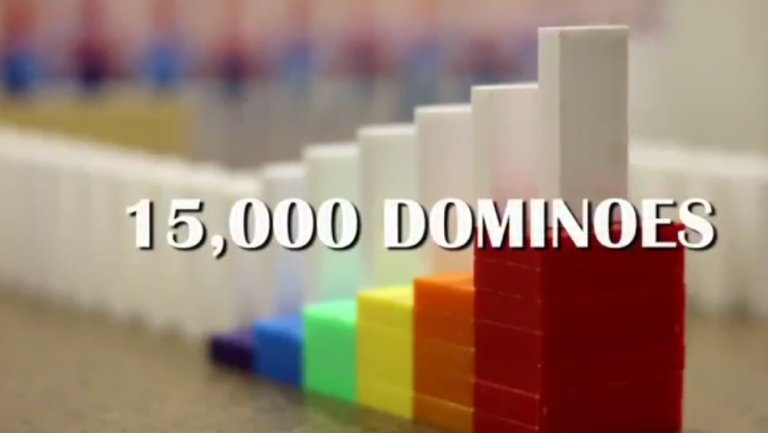 La chute de plus de 15 000 dominos