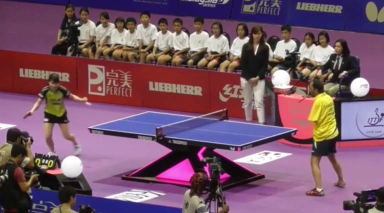 Le pongiste Ibrahim Hamato tient la raquette avec sa bouche