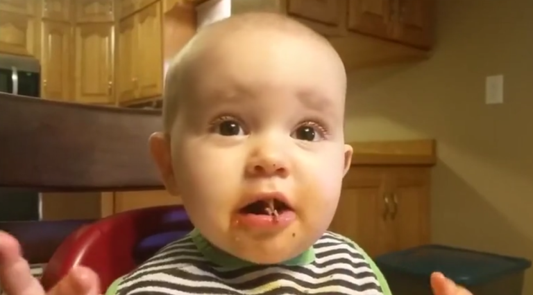 Le rire diabolique de cette petite est effrayant  !