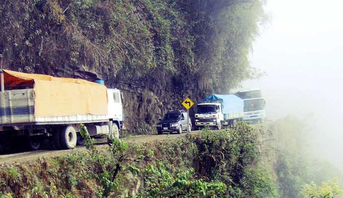 Les ROUTES les plus DANGEREUSES du MONDE