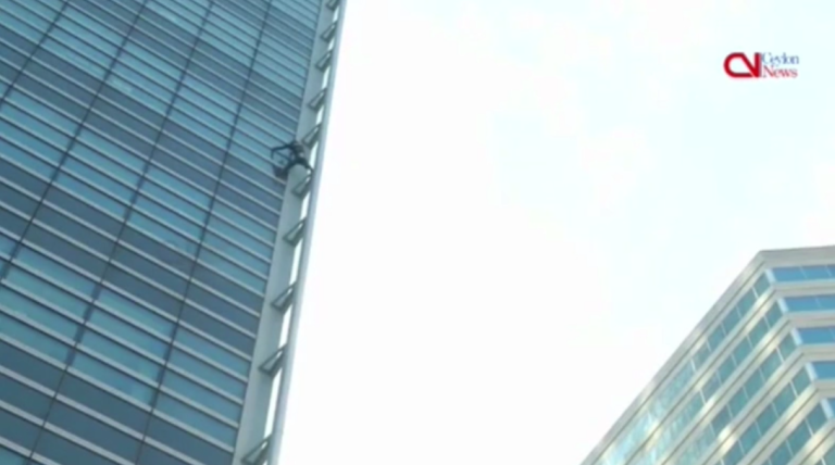 L’homme-araignée escalade la tour Engie à la Défense