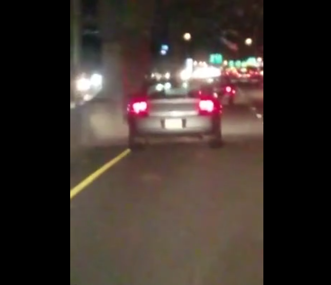 Mais pourquoi ce policier conduit en zigzaguant ?