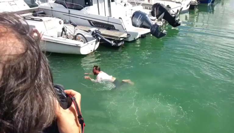 Michaël Youn nage dans le Vieux Port de La Rochelle