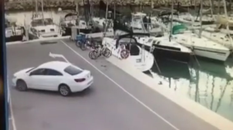 Oublier le frein à main de sa voiture sur le quai