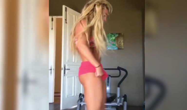 Quand Britney Spears danse devant sa glace