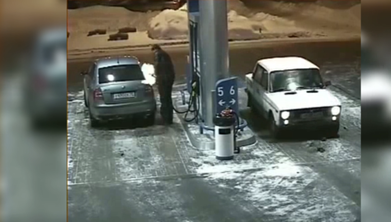 Quand Régis utilise un extincteur dans une station-service