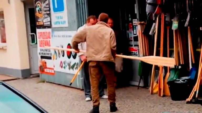 Quand deux hommes ivres veulent se battre avec une pagaie en pleine rue