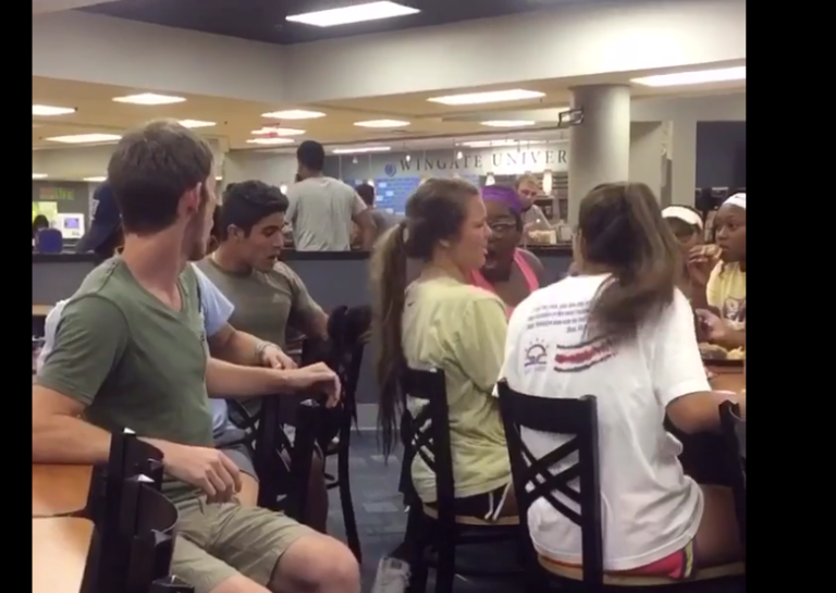 Quand un jeune tire les cheveux de la mauvaise fille !!