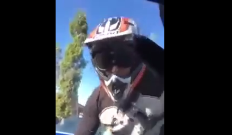 Road rage un motard dingue explose la vitre d&rsquo;une voiture avec son poing