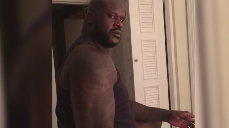 Shaquille O&rsquo;Neal effectue une choré sexy en parodiant un clip de Kanye West