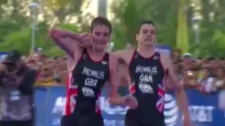 Un athlète aide son frère à terminer un triathlon