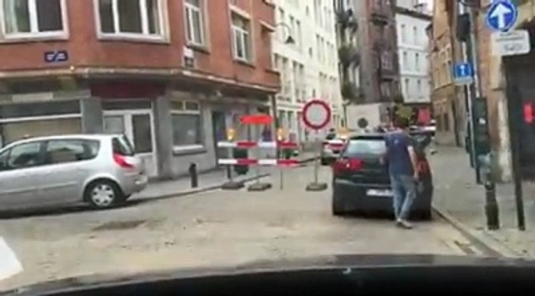 Un automobiliste bloqué sur une place à Bruxelles