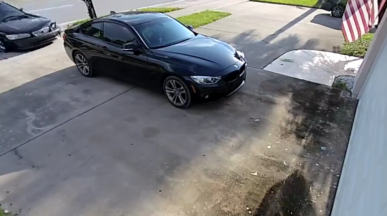 Un automobiliste perd le contrôle de sa voiture et dérape dans le garage