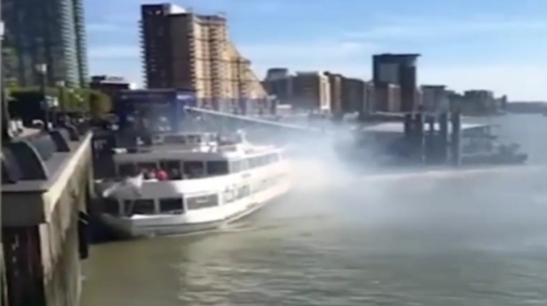 Un bateau de croisière vient heurter violemment un quai à Londres