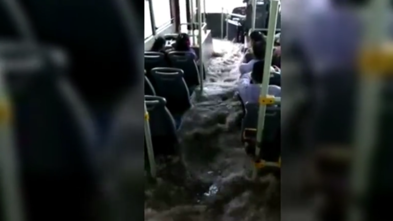 Un bus inondé en quelques secondes