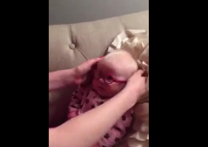 Un bébé voit sa maman pour la première fois