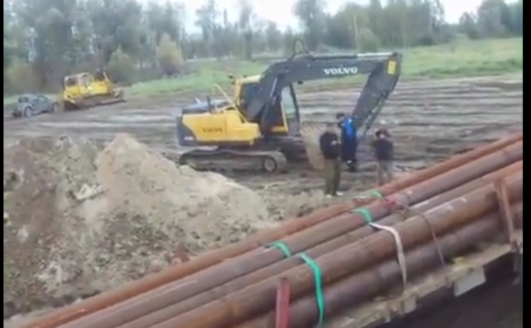 Quand un camion recule sur une barge