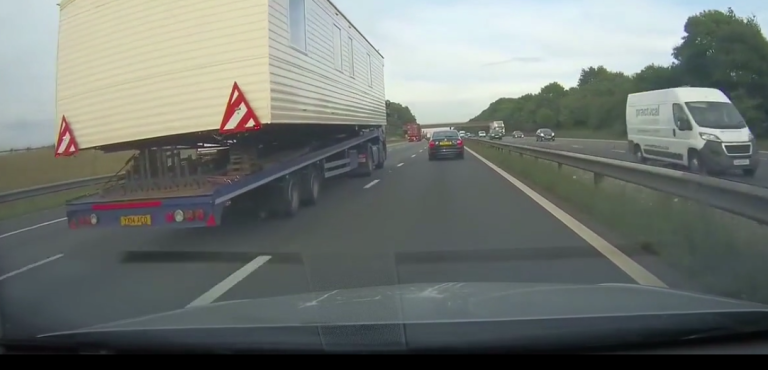 Un conducteur irresponsable provoque un accident sur une autoroute