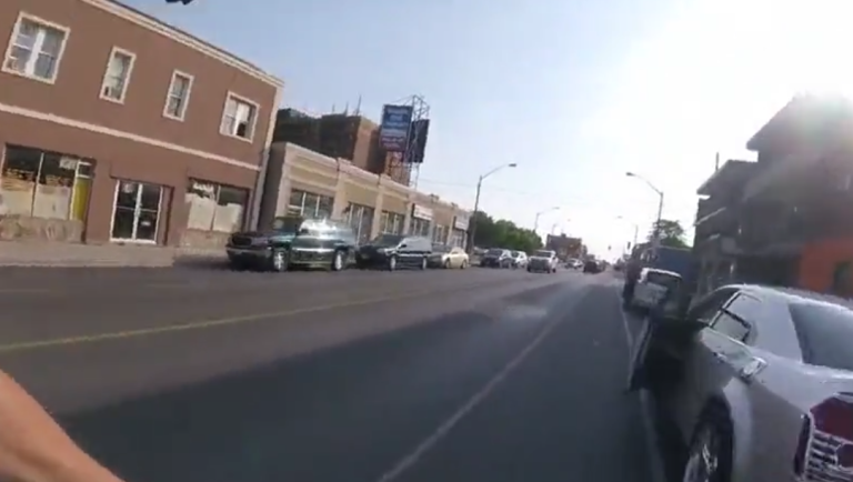 Un cycliste percute la portière d’un automobiliste distrait