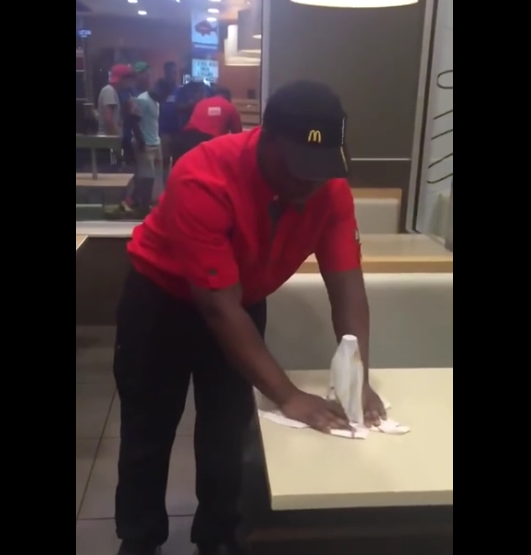 Un employé de McDo piège un client avec un tour de magie