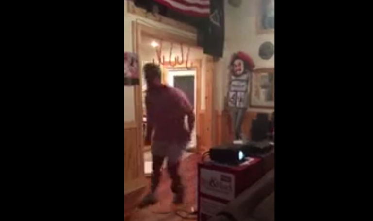 Un fan de football américain se blesse en sautant de joie !!