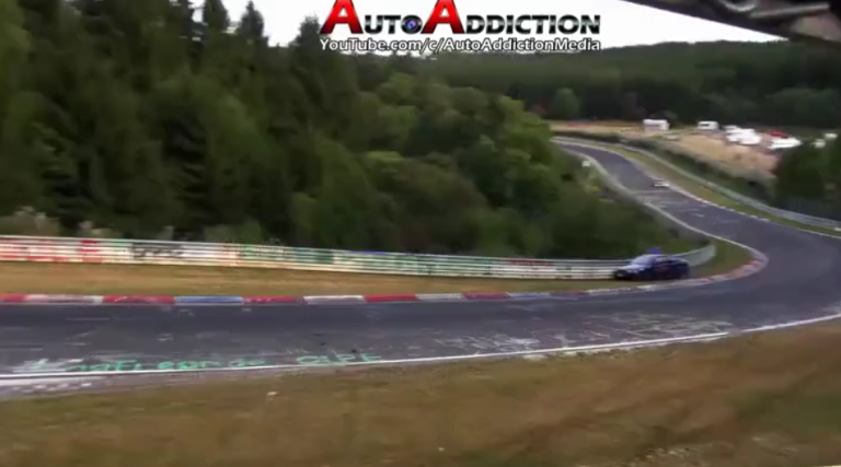Un homme frôle la mort en voulant prévenir d&rsquo;un danger sur un circuit  !!