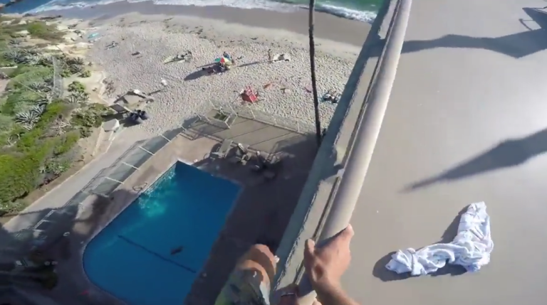 Un homme inconscient saute dans une piscine depuis 6ièmes étages