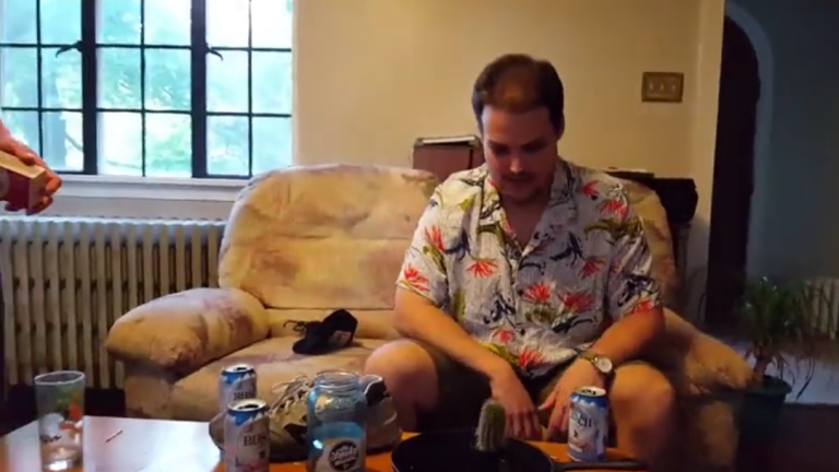 Un homme mange un cactus enflammé