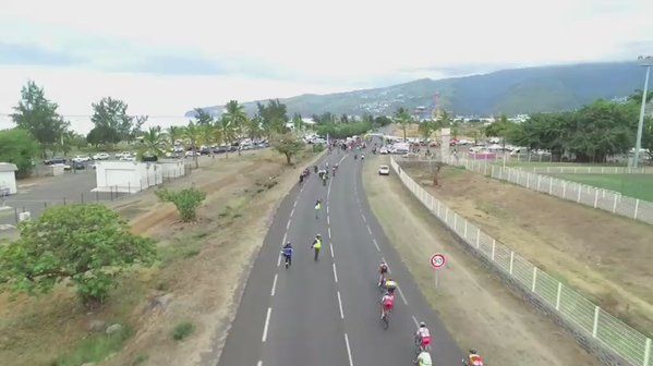 Un homme renverse des barrières devant des cyclistes