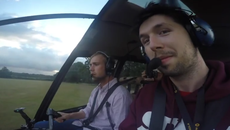 Un jeune balance son iPhone 7 depuis un hélicoptère